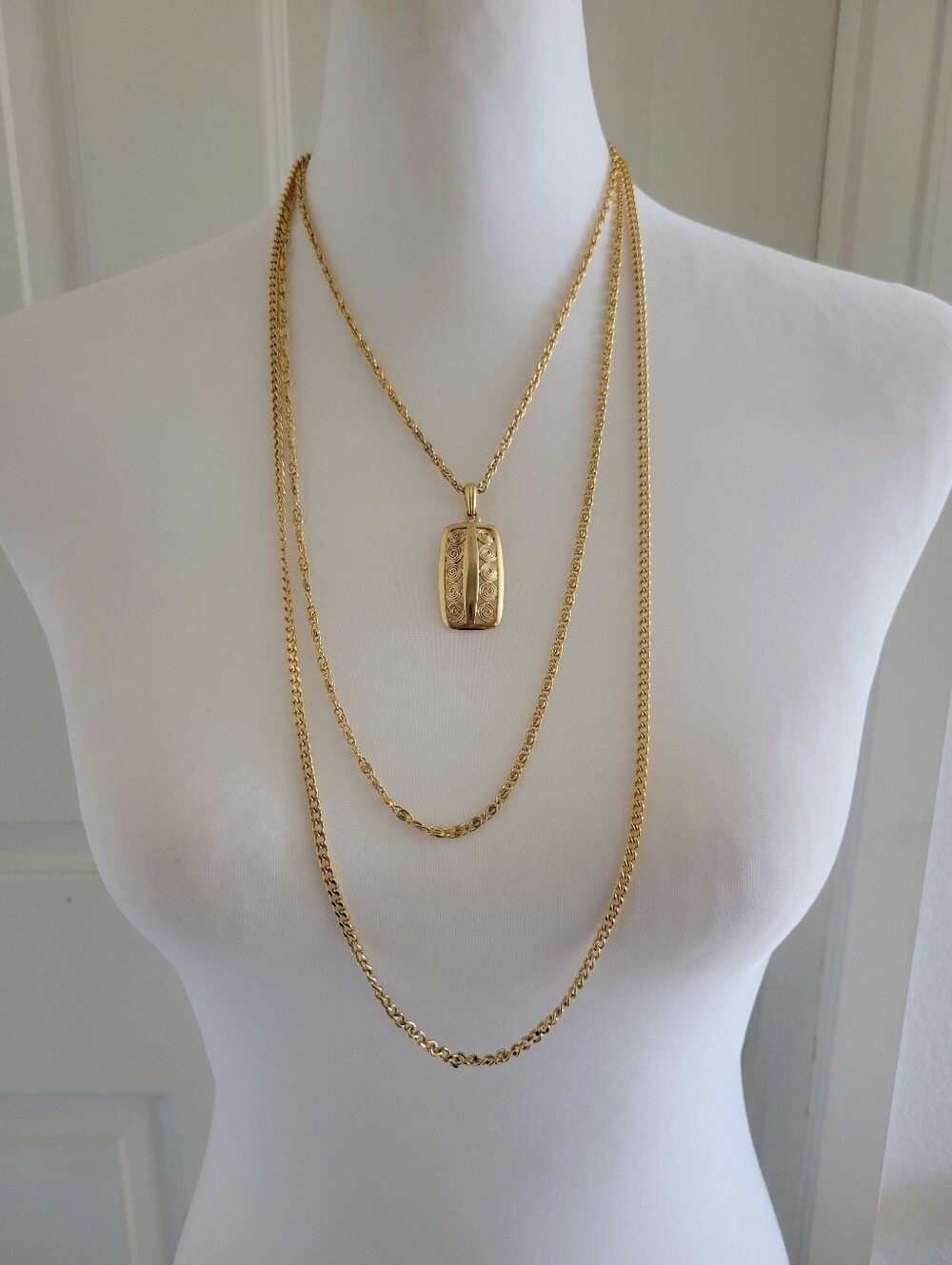 EUC Elegant 80s Boho VTG Gold Tone Layered Pendant Necklace - Picture 3 of 11